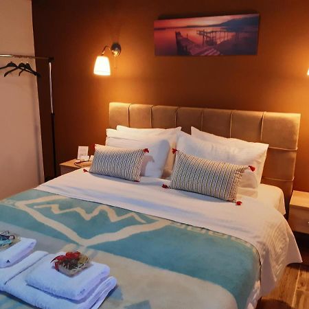 Room Near The Airport Pikérmion 外观 照片