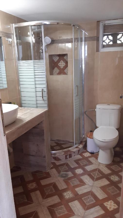 Room Near The Airport Pikérmion 外观 照片